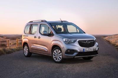 Charakterstark: Die Seitenschweller und die prominent ausgestellten Radhäuser betonen den stabilen Stand des neuen Opel Combo Life.