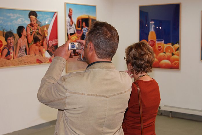5_Visitors in the exhibition.JPG