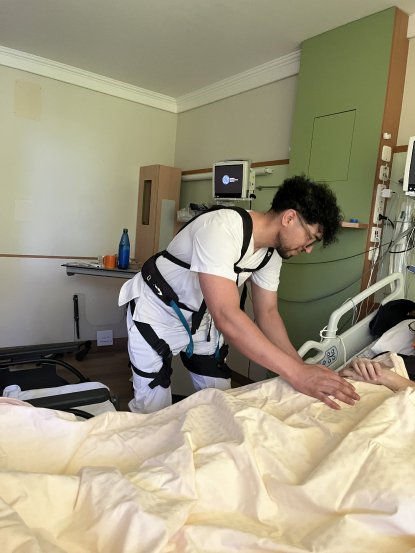 Exoskelett und GERT: Innovative Hilfsmittel entlasten  Pflegekräfte im Passauer Wolf Bad Griesbach