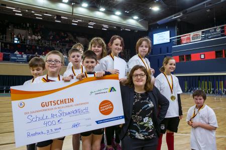 Schüler der Schule am Schwanenteich gewinnen einen Klassenfahrten-Zuschuss des DJH-Landesverbandes M-V beim Rostocker Hallensportfest 2019 (Thomas Mandt)