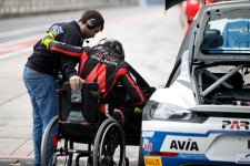 Tim Horrell nimmt Platz in seinem Fahrzeug