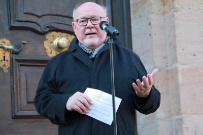 Michael Duschka sprach für die Stadt Lauterbach; er erinnerte an das Grundgesetzt und die Unantastbarkeit der Würde. Foto: Gaby Richter