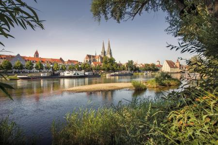 Regensburg erfreut sich dank Sehenswürdigkeiten wie seiner berühmten Steinernen Brücke, der historischen von der UNESCO als Weltkulturerbe geadelten Altstadt und einem positiven Lebensgefühl bei Touristen aus dem In- und Ausland immer größerer Beliebtheit. Foto: obx-news/RTG/Agentur Fouad Vollmer