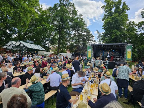 Männertag in Krostitz Bühne.jpg