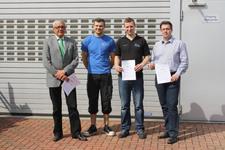 Nach dem Betriebsbesuch der Firma Ritzhaupt Präzisionsschleiftechnik GmbH stellten sich dem Fotografen (von links): Michael Spieß (Rektor der Gerbersruhschule Wiesloch), Mitarbeiter Heinrich Storck (ehemaliger Schüler der Gerbersruhschule), Florian Ritzhaupt und Oliver Hörrle (Handwerkskammer) / Foto: Handwerkskammer Mannheim Rhein-Neckar-Odenwald