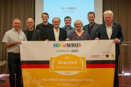 Im Bild (von links nach rechts): Brent Hutcheson, Chairman Advisory Council World Robot Olympiad Association, Peter Kusterer, Manager CSR IBM Deutschland, Markus Fleige, Vorsitzender TECHNIK BEGEISTERT e.V., Lars Vahl, Chairman Board of Directors World Robot Olympiad Association, Lukas Plümper, stellv. Vorsitzender TECHNIK BEGEISTERT e.V., Cornelia Ferber, Leiterin Initiative Dortmunder Talent, Claus Ditlev Christensen, Secretary General World Robot Olympiad Association und Ullrich Sierau, Oberbürgermeister der Stadt Dortmund / Foto: Simon Hagen / TECHNIK BEGEISTERT e.V.
