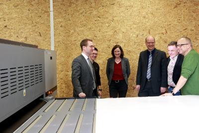 An der Druckmaschine, dem Herzstück der Firma evds (v. l.): Wirtschaftsdezernent Dr. Jens Mischak, Lars Rothe (Geschäftsführer), Andrea Ortstadt (Wirtschaftsförderung Vogelsbergkreis), Bürgermeister Dr. Olaf Dahlmann, Thomas Schaumberg (Vogelsberg Consult GmbH) und Hartmut Beck (Geschäftsführer), Foto: Gaby Richter