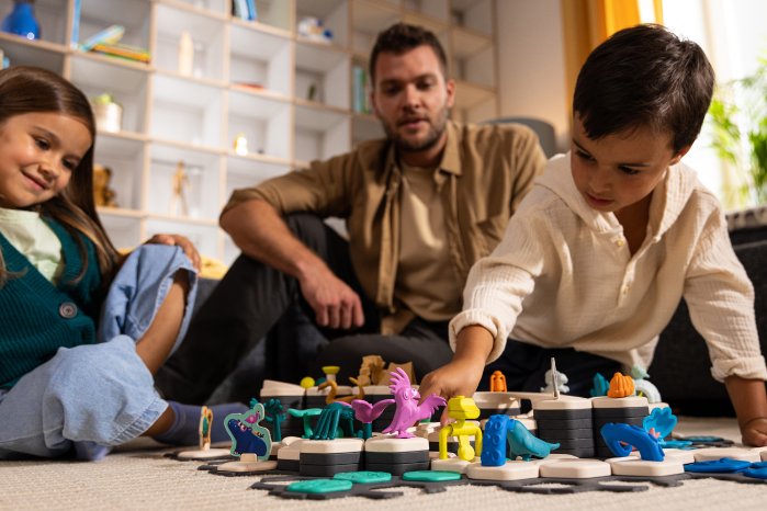 Ravensburger GraviTrax Junior - Spielszene World Kids & Dad 2.jpg