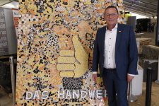 Daumen hoch für das Handwerk: Die Mosaikplatte wurde von Maimarkt-Besuchern in den 