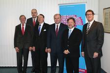 Mannheims Wirtschaftsbürgermeister Michael Grötsch (rechts) begrüßte die Delegation aus der Woiwodschaft Opole (Oppeln) mit Marschall Andrzej Bula (3. von rechts), dem Rektor der Universität Opole, Prof. Dr. Slawomir Nicieja (3. von links), dem Prorektor der Technischen Universität Opole, Prof. Dr. Krzystof Malik (2. von rechts) sowie die Vertreter der Handwerkskammer, Vizepräsident Alois Jöst (links) und stellvertretender Hauptgeschäftsführer Jens Brand (2. von links)