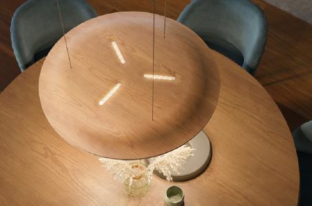 Das neue Lighting Pad Lounge von Nimbus mit neuen, warmen und emotional ansprechenden Oberflächen aus hochwertigem Formholz und mit neuer Technik. Smart steuern lässt sich der neuartige Hybrid aus Leuchte und Akustiukpaneel unter anderem über einen Sensor. Design: Dietrich F. Brennenstuhl, Foto: DesignRaum