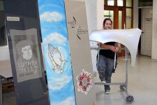 Die Landessiegerin der Lackierer: Melanie Kube aus Tauberbischofsheim mit ihrer Ausarbeitung zum Thema „Reformation“ / Quelle: Handwerkskammer