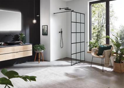 Die Inloop Black Square Glasdusche überzeugt mit ihrem geradlinigen Design: Keramischer Siebdruck in Schwarz auf Duschglas in Verbindung mit schwarzen Beschlägen.