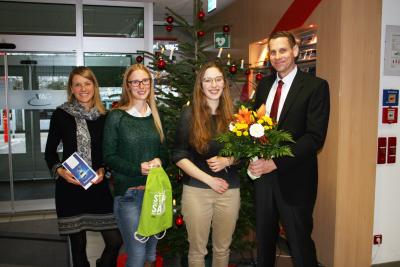 Johanna Williams (2. v. rechts) hat das 3.500 Stadtstarter-Paket für Neubürger abgeholt. VAG Vorstand Oliver Benz sowie Julia Scheer (links) und Sabrina Rieth von FREI.MOBIL überreichten der Jubiläumskundin dafür einige Geschenke (Jahreskarte Schauinslandbahn und ein Gutschein für Frühstück für zwei Personen)