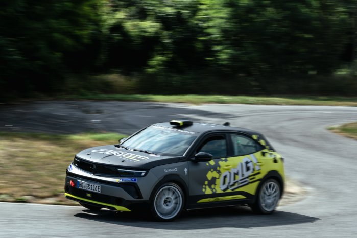 renn-dna-fuer-die-strasse-mit-markenbotschafterin-sophia-floersch-die-rennsportwurzeln-des-.JPG