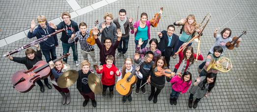 Frühstudierende der Hochschule für Musik, Theater und Medien musizieren in Neustadt