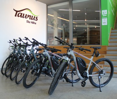 Die neuen E-Bikes im Taunus-Informationszentrum in Oberursel.JPG