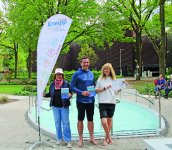  Christa Nofal (links) vom Kneipp-Verein Bad Zwischenahn gab einigen Teilnehmern eine Einführung ins „Kneippen“. / Foto: Bad Zwischenahner Touristik