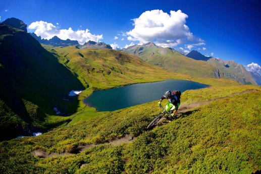 Biking-in-La-Thuile(foto-archivio-Turismo-Valle-d'Aosta).jpg