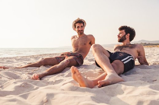 csm_PC_gay_couple_beach_sunset_05bc82cf3a.jpg