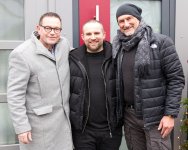  Kammerpräsident Klaus Hofmann (links) war zu Gast in der Glaserei Simon und gratulierte dem alten Inhaber Jürgen Simon (rechts) ebenso wie dem neuen, Yannic Daum (Mitte), zur erfolgreichen Übergabe.