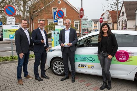 Bei der Einweihung der Ladestation am Stadthaus: Sascha Quadt, Projektleiter E-Mobilität GGEW AG; Christian Schönung, Bürgermeister der Stadt Lorsch; Carsten Hoffmann, Vorstand GGEW AG; Susanne Schäfer, Bereichsleiterin Marketing & Kommunikation GGEW AG (v. l.) / Foto: GGEW AG/Marc Fippel Fotografie