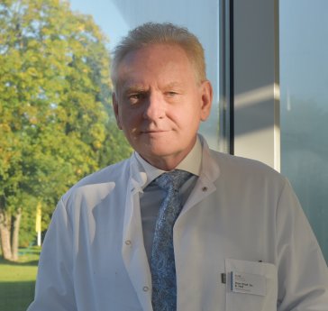 Prof. Dr. Ewald Hof ist neuer Chefarzt der Fachabteilung Orthop_die im Klinikzentrum_Petra .jpg