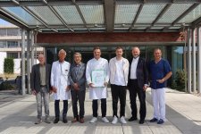 Die erfolgreiche Zertifizierung ist ein bedeutender Schritt für die gynäkologische Onkologie in der Region. (v.l.n.r.) Bernd Meisterling-Riecks (Vorsitzender des Aufsichtsrats), Prof. Dr. med. Björn Lampe (Senior Medical Advisor), Prof. Dr. med. Huan Nguy