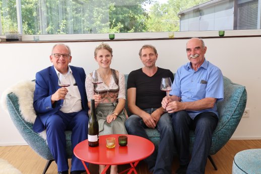 Foto 2 Regierungspräsident Dr. Eugen Ehmann im Weingut Mathias Rippstein.jpg