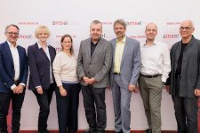 Von links nach rechts zu sehen sind: Prof. Dr. med. Ingo Kleiter, Heike Meißner, Dr. med. Veronika Dunkl, Prof. Dr. med. Tjalf Ziemssen, Prof. Dr. med. Peter Flachenecker, Prof. Dr. med. Achim Berthele und Prof. Dr. med. Christoph Heesen