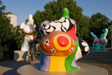 Hannover ist bunt und budgetfreundlich, mit vielen Attraktionen für Familien und Kunst im öffentlichen Raum -  zum Beispiel Kunst im öffentlichen Raum: Hannovers Nanas