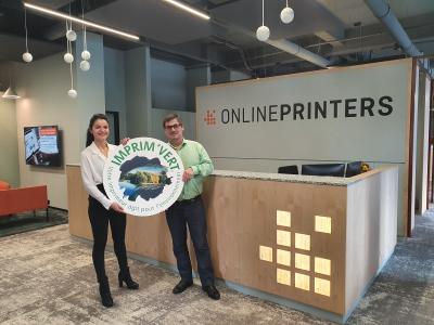Onlineprinters hat die französische Umweltzertifizierung Imprim’Vert® erneuert. Das Siegel bestätigt, dass die gesamte Fertigungskette umweltschonend ist. Cécile Assayag-Zimmermann, Marketing Managerin bei Onlineprinters, begleitete das Audit von Benoît Moreau, Auditor von Imprim’Vert® , an den Firmenstandorten Neustadt an der Aisch und Fürth.