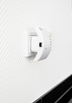 PX-4863_2_7links_300_Mbit_WLAN-Repeater_und_AccessPoint_WPS-Button.jpg