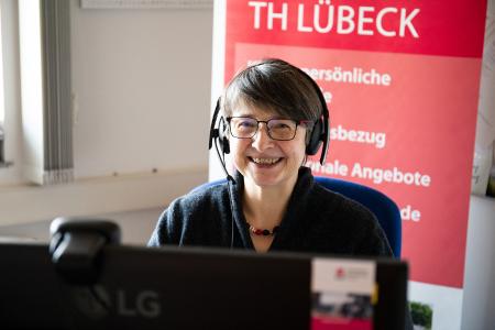 Die Café-Betreiberin Karena Landes freut sich über die Fragen der Studieninteressierten