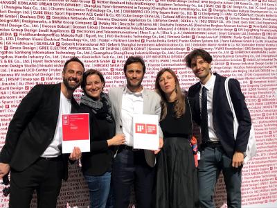 Das Team von Sketchin v.l. Dario Dellanoce, Content Strategist, Simona Gamba, Experience Strategist, Luca Preto, Head of Digital bei Ticino Turismo, Elena Zordan, Experience Architect und Giuseppe De Luca, Visual Designer, freuen sich über die Auszeichnung an der iF design award night in der BMW Welt in München