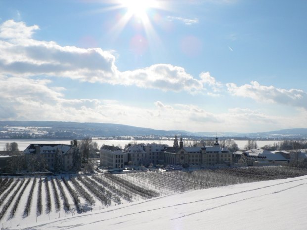 HSE_Kloster Hegne im Schnee mit Sonne_ 15x11cm_300dpi_Bildnachweis Haus St Elisabeth.jpg