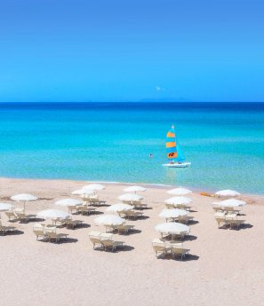 4_Dune_spiaggia_ombrelloni_bianchi_catamarano_V_RGB_preview.jpeg