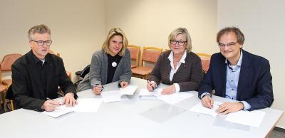 Unterzeichnung der Kooperationsverträge (v.l.): Uwe Flöter, Schulleiter der Oberschule "Philipp Hackert", Konstanze Schlopsnies, Schulleiterin der Carl-Friedrich-Grabow-Schule, Heike Rakow, Pflegedienstleiterin des Kreiskrankenhauses Prenzlau, und Ludger Melters, Schulleiter des Christa-und-Peter-Scherpf-Gymnasiums / Foto: GLG