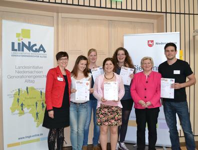 Die Siegergruppe(von links).: LINGA-Projektleiterin Delia Balzer, Anna Cygan, Tomke zur Brügge, Jasna Kühl (Hochschule Osnabrück), Gesine Meyer, Sozialministerin Cornelia Rundt, Denis Reiswich, Foto: LINGA