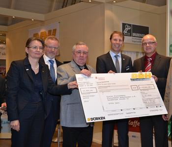 Preisträger und Gratulanten (von links): DDH Chefredakteurin Elke Herbst, ZVDH-Präsident Karl-Heinz Schneider, Preisträger Dieter Fleischmann, Dörken-Geschäftsführer Christian Harste, Juniorchef Andreas Kuhn.