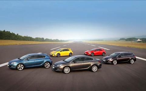 Die neue Opel Astra-Familie: Mit neuem Limousinen-Modell, neuen Hightech-Power-Triebwerken und Assistenzsystemen sowie frischem Design rollt jetzt die neue Opel Astra-Familie mit eindrucksvoller Angebotsvielfalt an den Start. Der geschärfte Auftritt außen und innen betont Sportlichkeit und die technische Substanz der Kompakt-Baureihe. Mit der neuen Limousine, dem Fünftürer, dem Sports Tourer, dem dreitürigen Coupé GTC sowie dessen Hochleistungsversion OPC ist die erfolgreiche, preisgekrönte Astra-Familie nun komplett