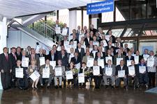 Nach Überreichung der Urkunden stellten sich die beiden goldenen Meisterinnen und die goldenen Meister 2014 zusammen den beiden Vizepräsidenten (von links) Alois Jöst und Martin Sättele sowie Hauptgeschäftsführer Dieter Müller und Ehrenvizepräsident Gerhard Höfler (sechster von links) dem Fotografen (Foto: Thomas, Mannheim)