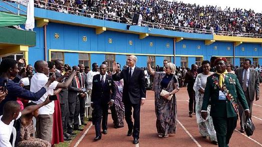 Ted Wilson mit Ehefrau Nancy (Bildmitte) bei der Jubiläumsfeier der Adventisten in Kigali, Ruanda