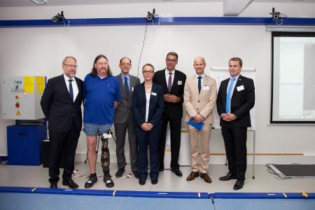 BU: v.l.n.r. Stefan Bieringer (Direktor der BUFA), Studienteilnehmer, Andreas Kepper (BMWi), Dr. Ann-Kathrin Hömme (Leiterin des IMB), Thomas Westphal (Geschäftsführer der Wirtschaftsförderung Dortmund), Prof. Dr. med. Christian Lüring (Direktor der Orthopädischen Chirurgie, Klinikum Dortmund), Gero Scheiermann (Fachgebiet Berufspädagogik/Berufsbildungsforschung des Instituts für Berufs- und Weiterbildung (IBW), Fakultät für Bildungswissenschaften, Universität Duisburg-Essen)