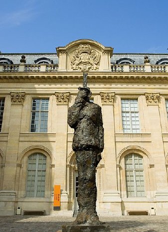 Musée_d'art_et_d'histoire_du_Judaïsme_-_La_statue_d'Alfred_Dreyfus_dans_la_cour_d'honneur_de_l'H.jpg