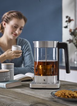 LONO Tee und Wasserkocher 2in1 mit Model.jpg