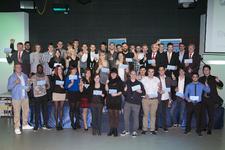 Die ausgezeichneten Kammersiegerinnen und Kammersieger 2013 im Leistungswettbewerb des Deutschen Handwerks stellten sich zusammen mit Kammerpräsident Walter Tschischka (hinten, 5. v.rechts), Ministerialdirektor Rolf Schumacher (hinten, 3. v. rechts), Vizepräsident Alois Jöst (hinten, 1. v. rechts) und Vizepräsident Martin Sättele (hinten, 1. v. links) zu einem Gruppenfoto im Studio A zusammen (Foto: Thomas, Mannheim)