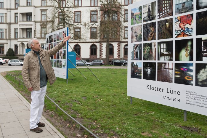 Kurator Uwe Stelter erläutert die Idee hinter Click im Kloster (c) Landesmuseum Hannover.jpg