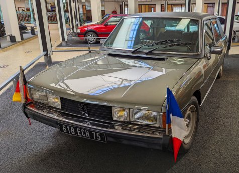 3_PEUGEOT_604_Presidential.jpg