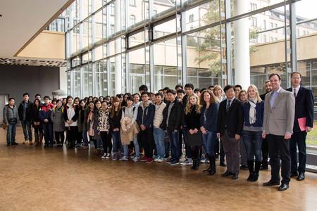 Das Sommersemester verbringen 62 Chinesinnen und Chinesen der Universität Hefei an der Hochschule Osnabrück. Hier absolvieren sie das vierte Fachsemester im Bachelorstudiengang Internationales Logistikmanagement China